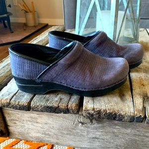 Dansko clogs in a blue/grey pattern. Size 39/8.5-9. Guc